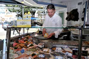 Andreas Seybold ist Jäger mit eigenem Revier und bietet ausgewählte Wildprodukte mit im Geschäft an. Inzwischen machen sie fast ein Viertel des Jahresumsatzes aus.