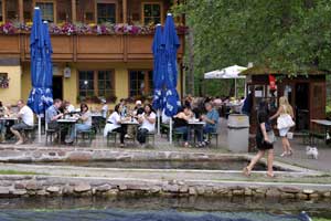 Grillstube und Fischladen im Eyachtal locken ganze Familien an, die mitten in der Natur ihre Grillforellen genießen und Fischprodukte für daheim kaufen können.